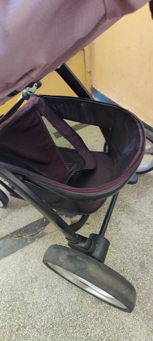 Продава се бебешка количка.