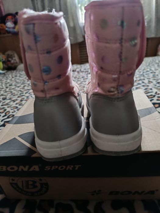 Продам зимние  сапожки для девочки!