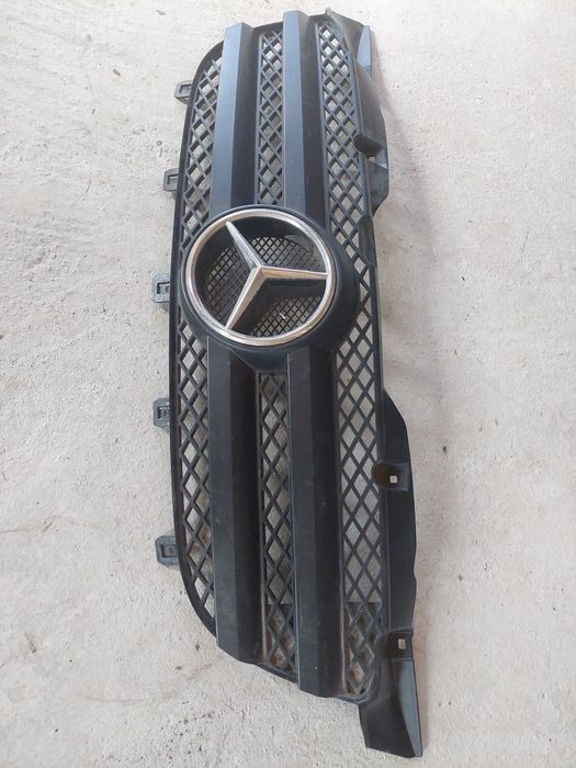 Vând grila radiator Mercedes Sprinter,model W 906.Pret 300 lei.