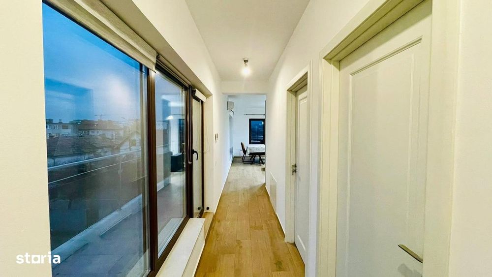 Casă  cu două apartamente și spațiu comercial,parter,etaj,etaj retras