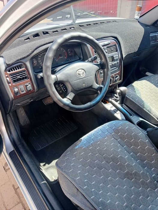 Тойота Авенсис 2001 год.