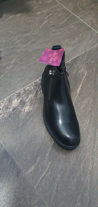 Ghete dama noi cu eticheta