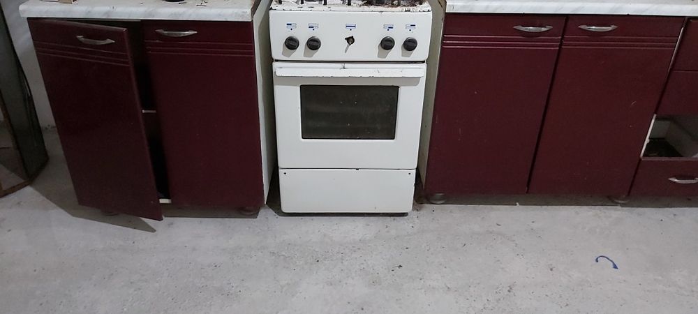 Б/у кухонная мебель с газ плитой, духовкой и сантехникой