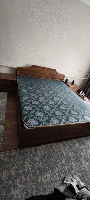 Кроват с тумбами.