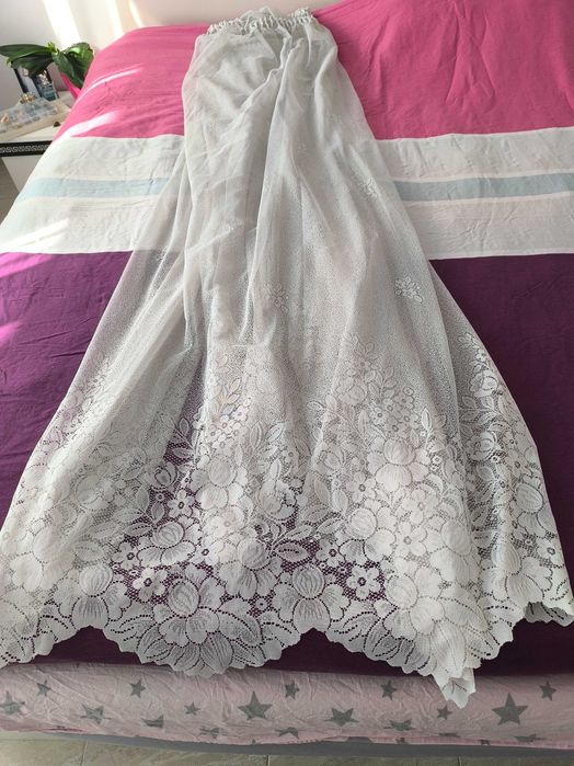 Красиво  ПЕРДЕ  с размери  5,50/1,80 м готово за използване