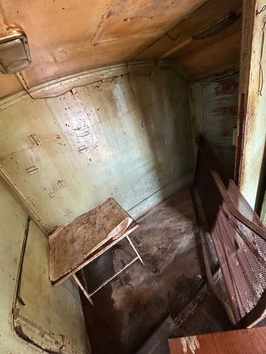 Стар военен фургон от сандвич панел