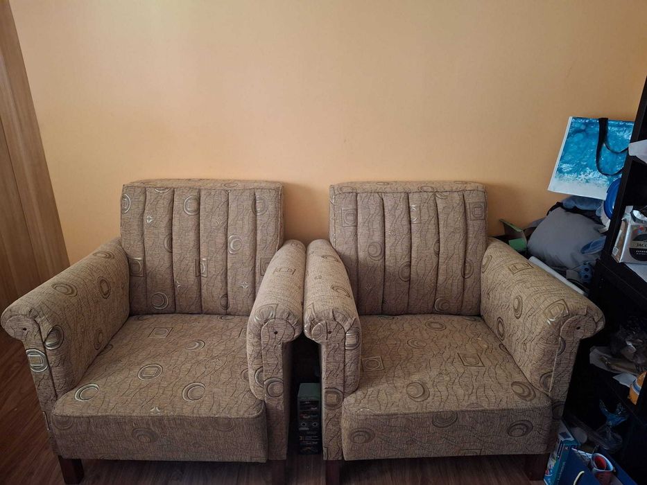 Vând canapea extensibilă plus două fotolii extensibile.