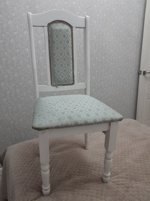 Продам белые деревянные стулья