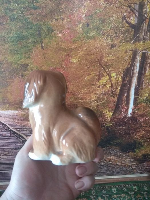 Фарфоровая собака пекинес.