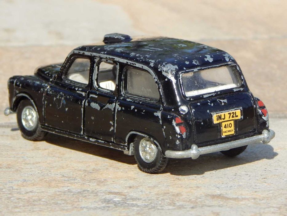 Macheta masina taxi londonez Austin FX4 1960 Dinky Toys fabricat Anglia scara 1:43