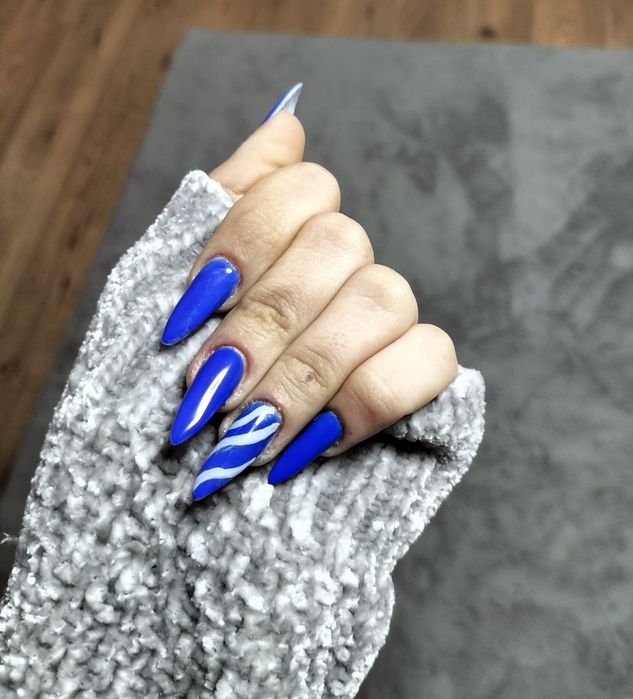 Realizez unghii cu gel