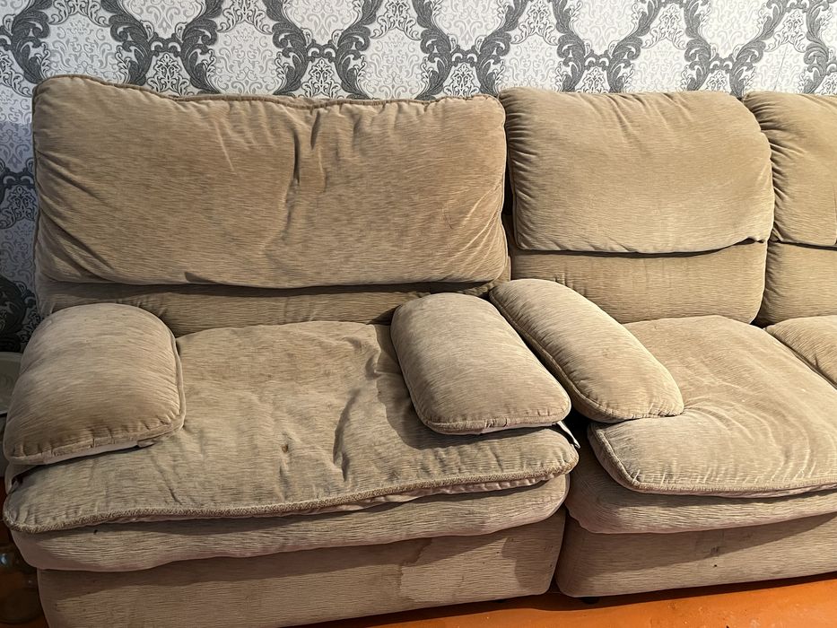 Диван с коеслами