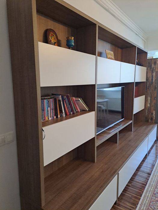 Bibliotecă spațioasă cu dulapuri de depozitare