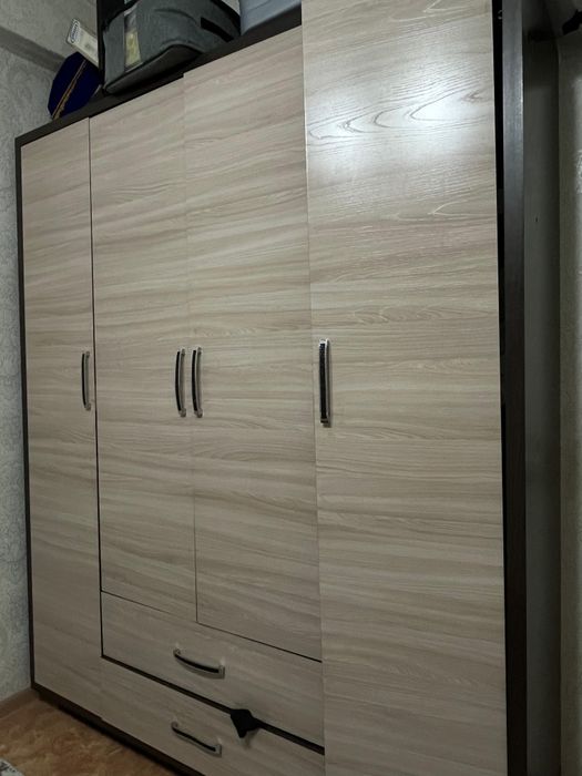 Шкаф и двуспальная кровать