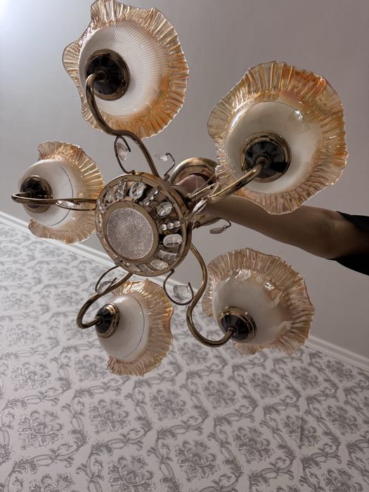 Бесплатно отдам люстру