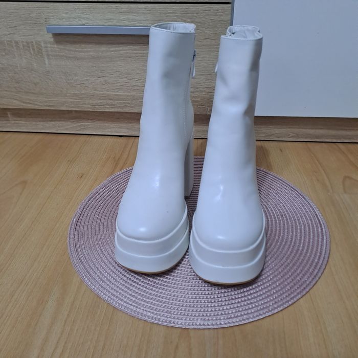 Обувки на висок ток и боти с дебел ток