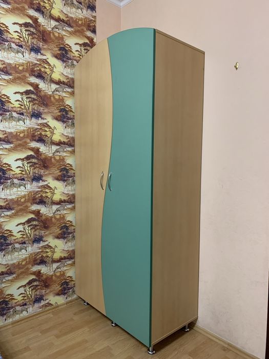 Мебельный гарнитур: стол, шкаф, полка