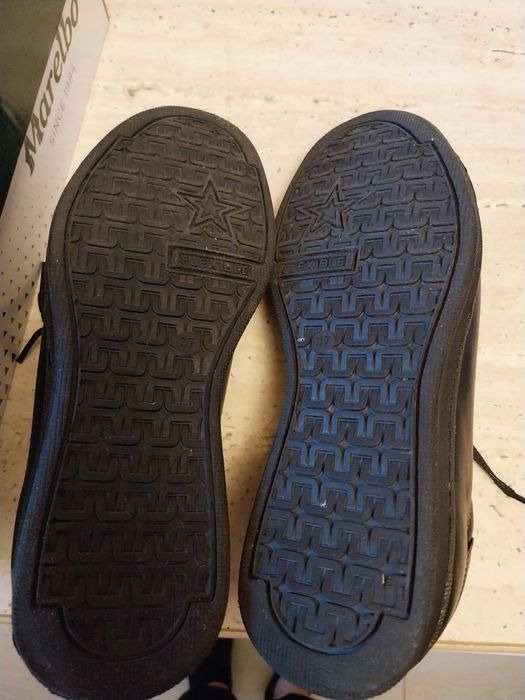 Vând pantofi dama sport Marelbo, din piele, mărimea 37, negri.