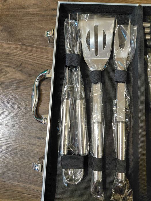 Set de ustensile pentru grătar