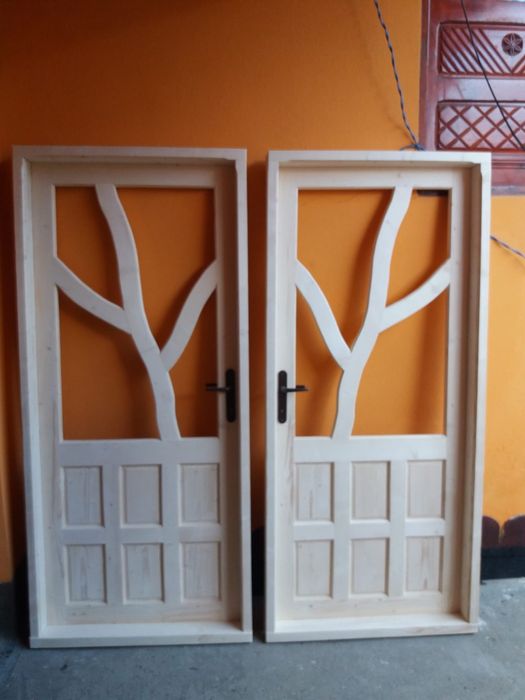 Producător de uși și ferestre din lemn masiv,brad.