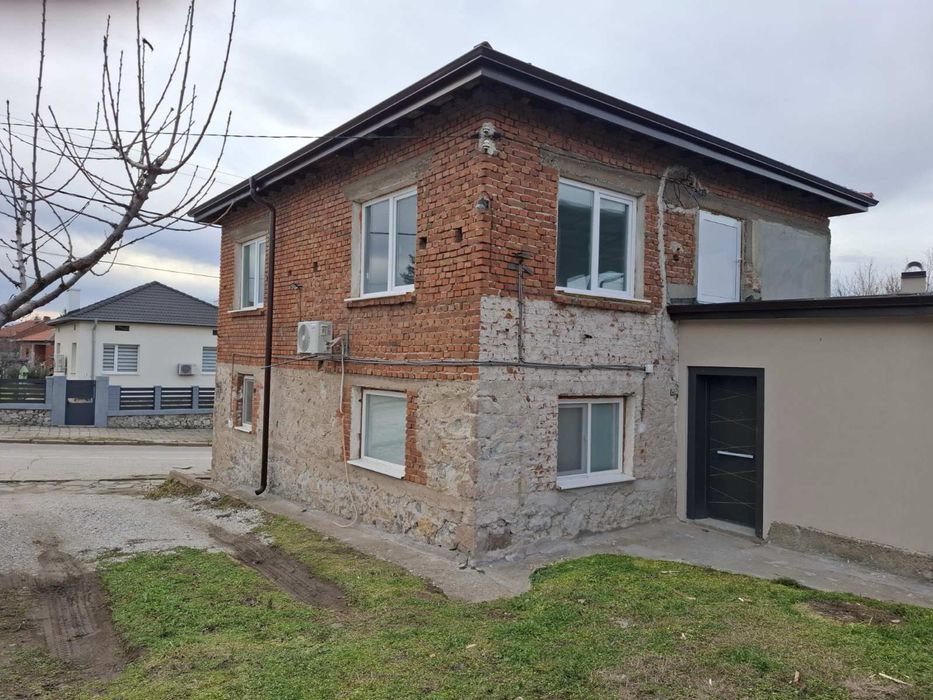 Двуетажна къща в Брестовица