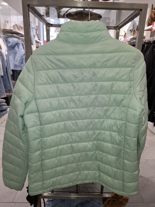 Дамско яке Colours of the word.
Размерът е 42.
Дължина от рамото до до