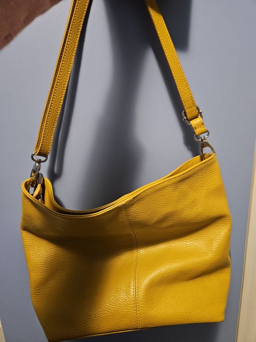 Дамска чанта естествена кожа на известната марка daphne цвят горчица