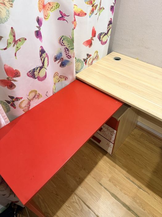 Стол и шкаф в детскую