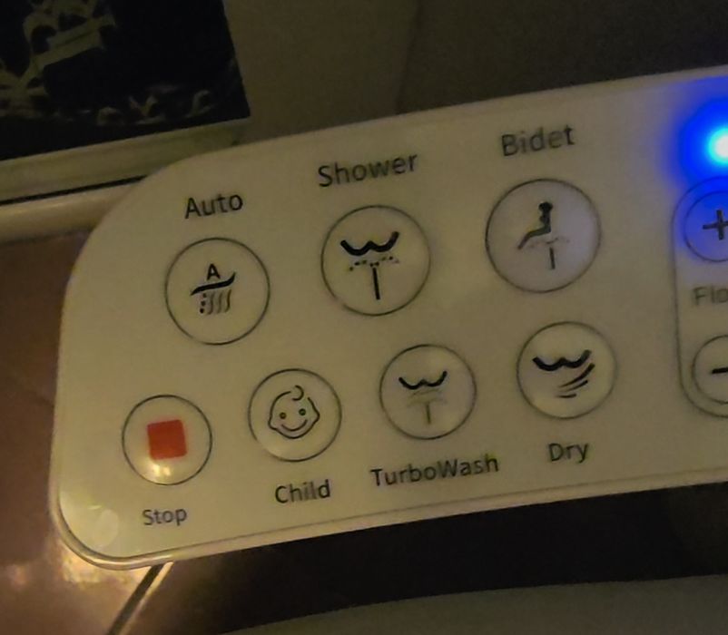 Смарт капак за тоалетна с дистанционно управление