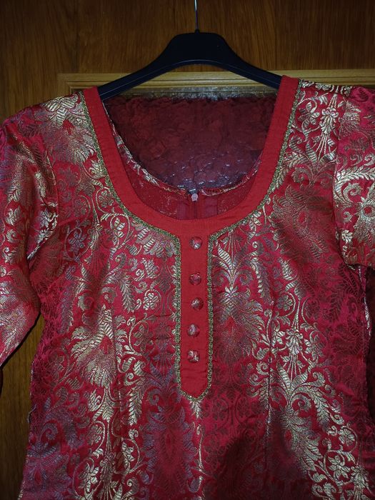 Tunică elegantă brocart roșie cu model auriu