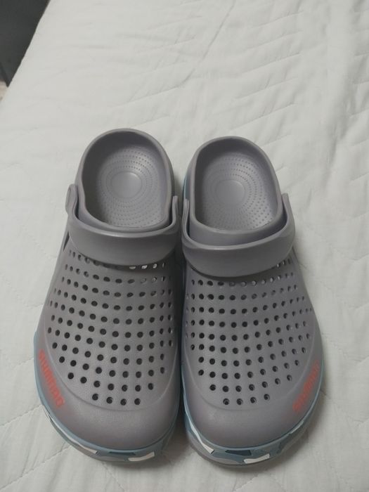 Продам тапочки кроксы