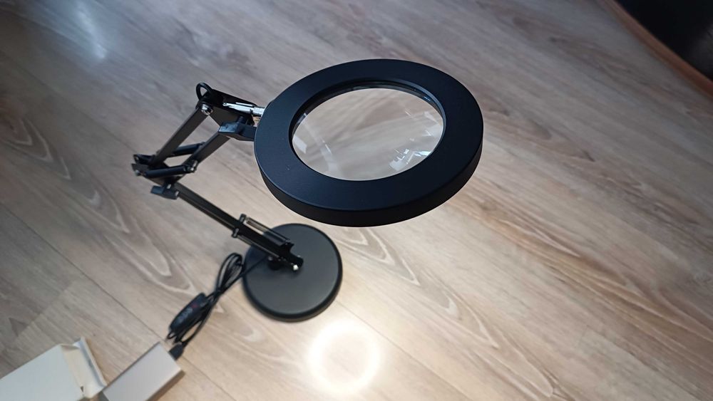 Лед лампа с лупа за бюро. Козметична лампа с лупа.