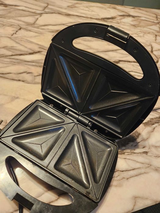 Тостер ,бял и черен 2 броя