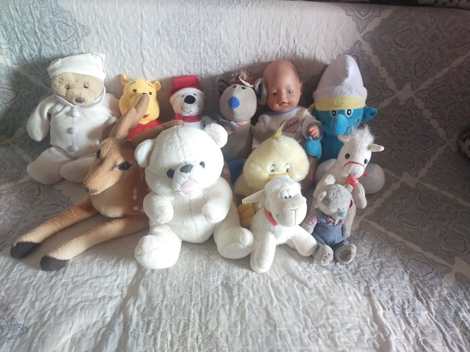 Разные игрушки,мягкие.