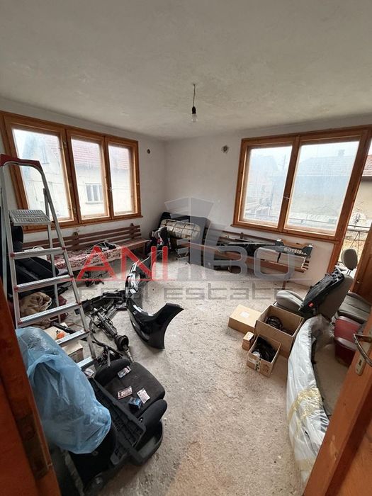 Къща в София, област-с.Говедарци площ 200 цена 180000