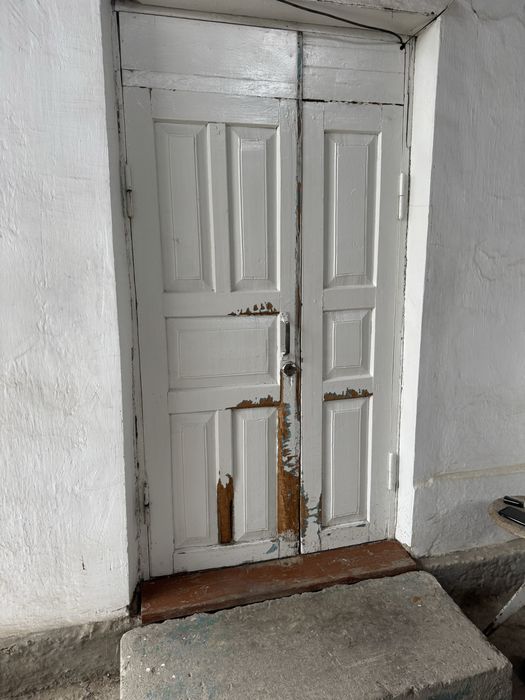 Окна со стеклами и двери