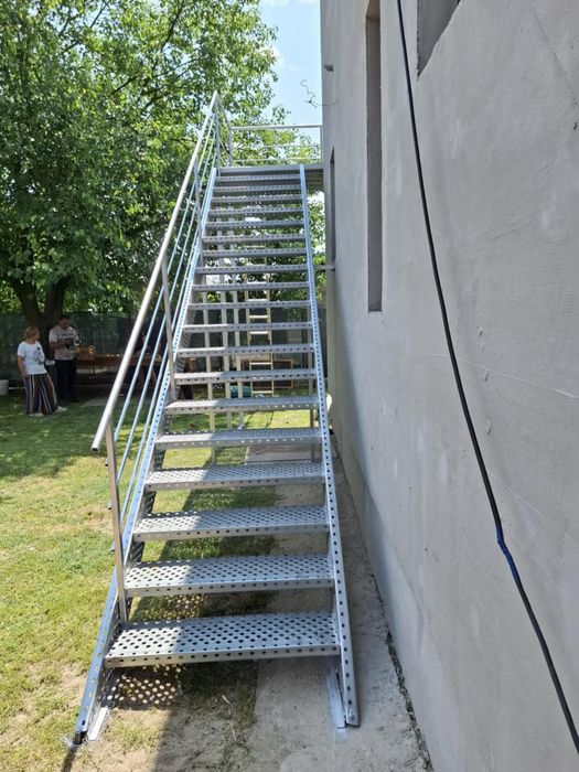 Scări metalice zincate și trepte