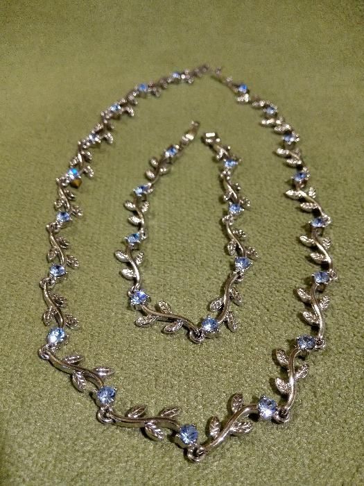 Продам бижутерию - комплект (колье и браслет).