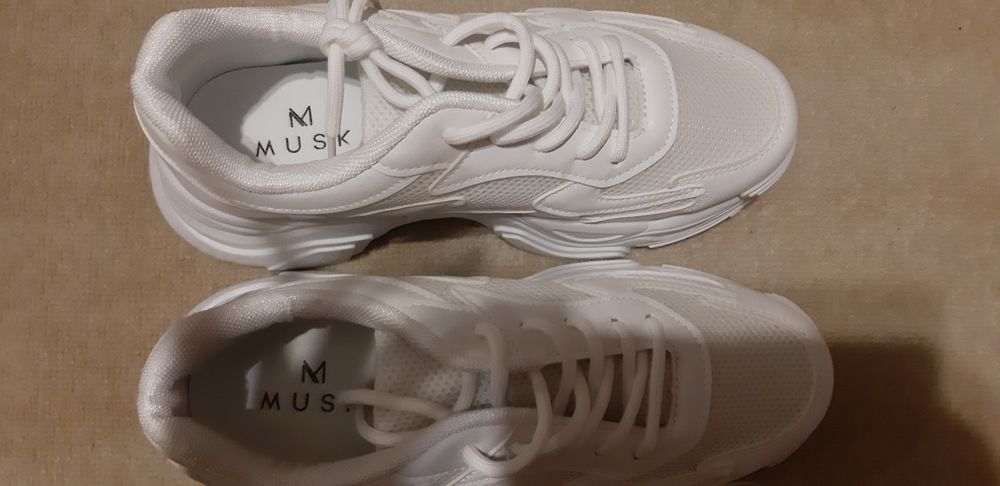 Дамски спортни обувки