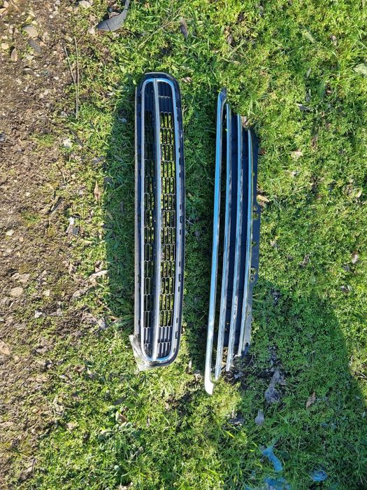 Никелирани маски в бронята и в капака мини купър 2010