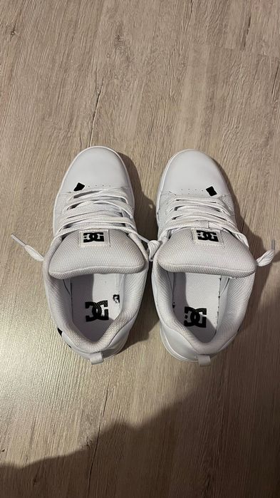 Дамски DC бели кожени кецове №39 – като нови