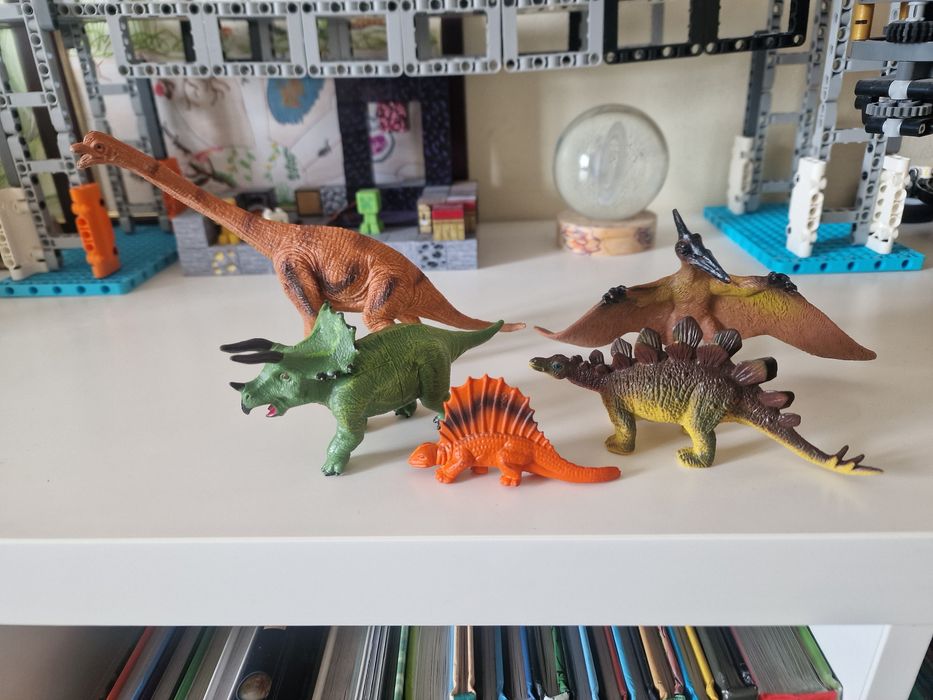 Динозавры отдам бесплатно