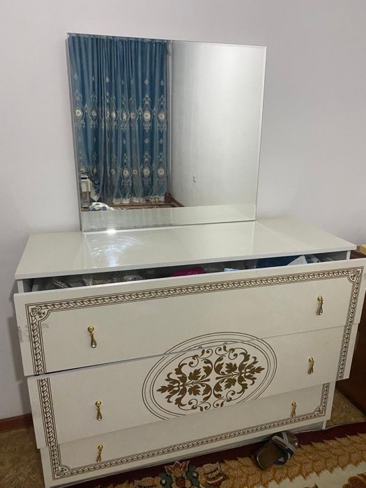 продаем шкаф с тумбами