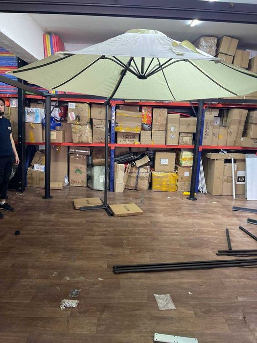 Распродажа зонтов с витрины