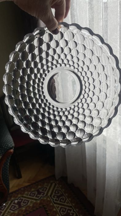 Продам две  оригинальные  стеклянные вазы