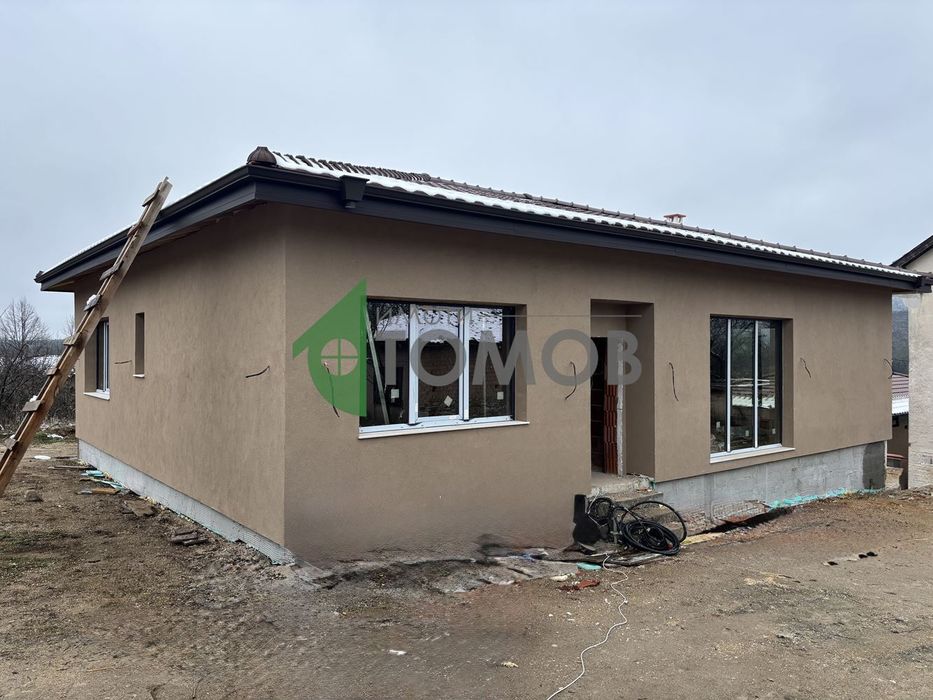 Прекрасна едноетажна къща в село Остра могила