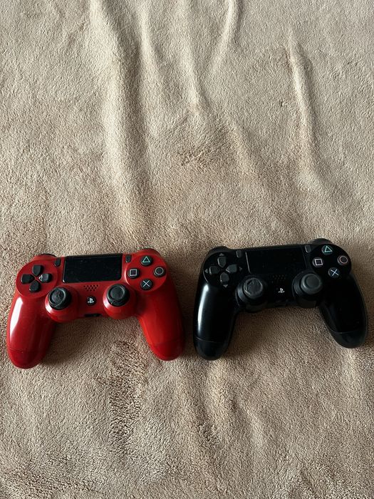 PS 4 с дисками и джойстиками