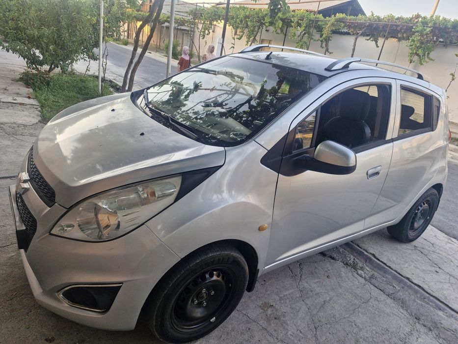 Moshina orta xolatta yurib turipti. Gazi bor