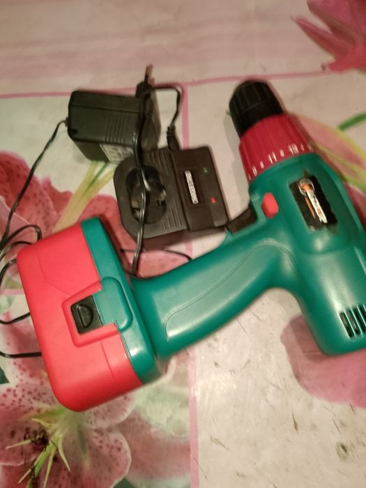 Продам шуруповёрт какие то неполадки с зарядчиком