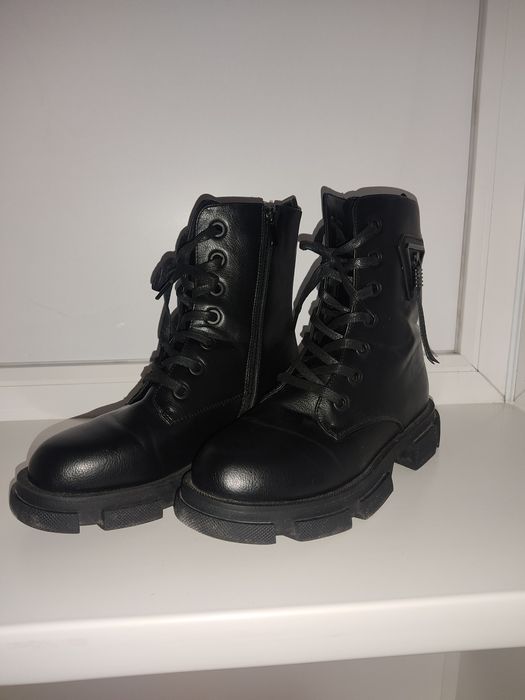 Продаю женские ботинки